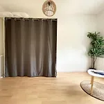 Сasa de vacaciones Les Chats Pitres Maison Au Calme Rénovée Avec Jardin, Terrasse Aménagée, Transats, Abri à Vélo, Parking Gratuit, 5 Mn à Pied Du Centre Proche Des Plages Du Débarquement Bayeux
