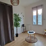 Сasa de vacaciones Les Chats Pitres Maison Au Calme Rénovée Avec Jardin, Terrasse Aménagée, Transats, Abri à Vélo, Parking Gratuit, 5 Mn à Pied Du Centre Proche Des Plages Du Débarquement