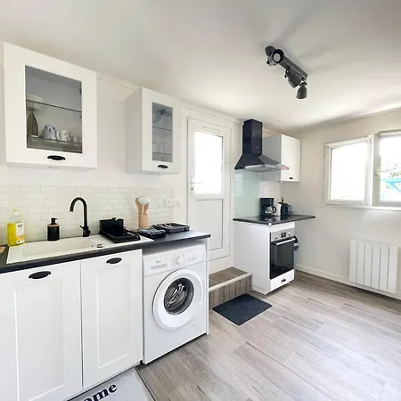 Сasa de vacaciones Les Chats Pitres Maison Au Calme Rénovée Avec Jardin, Terrasse Aménagée, Transats, Abri à Vélo, Parking Gratuit, 5 Mn à Pied Du Centre Proche Des Plages Du Débarquement