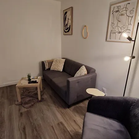 Сasa de vacaciones Les Chats Pitres Maison Au Calme Rénovée Avec Jardin, Terrasse Aménagée, Transats, Abri à Vélo, Parking Gratuit, 5 Mn à Pied Du Centre Proche Des Plages Du Débarquement