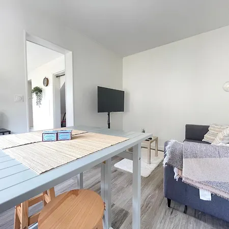 Casa de Férias Les Chats Pitres Maison Au Calme Renovee Avec Jardin, Terrasse Amenagee, Transats, Abri A Velo, Parking Gratuit, 5 Mn A Pied Du Centre Proche Des Plages Du Debarquement Bayeux