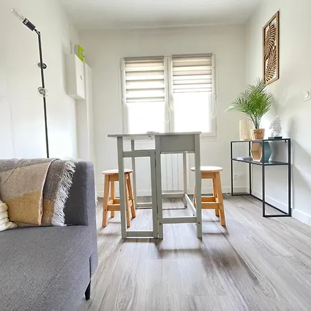 Casa de Férias Les Chats Pitres Maison Au Calme Rénovée Avec Jardin, Terrasse Aménagée, Transats, Abri à Vélo, Parking Gratuit, 5 Mn à Pied Du Centre Proche Des Plages Du Débarquement Bayeux
