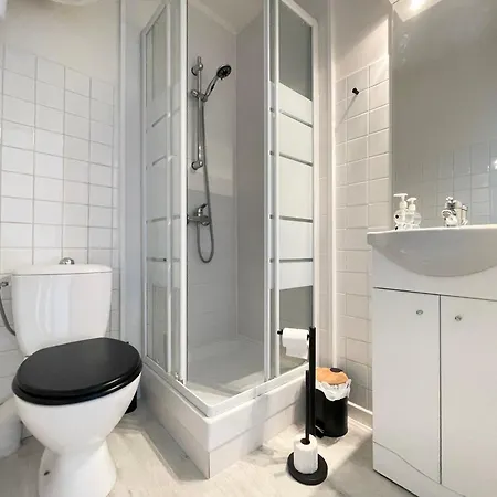 Casa de Férias Les Chats Pitres Maison Au Calme Renovee Avec Jardin, Terrasse Amenagee, Transats, Abri A Velo, Parking Gratuit, 5 Mn A Pied Du Centre Proche Des Plages Du Debarquement *