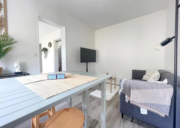 Prázdninový dům Les Chats Pitres Maison Au Calme Renovee Avec Jardin, Terrasse Amenagee, Transats, Abri A Velo, Parking Gratuit, 5 Mn A Pied Du Centre Proche Des Plages Du Debarquement Bayeux