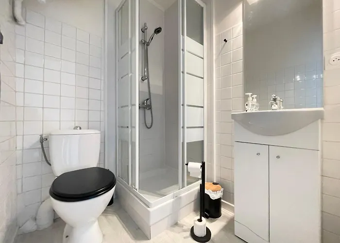 Prázdninový dům Les Chats Pitres Maison Au Calme Renovee Avec Jardin, Terrasse Amenagee, Transats, Abri A Velo, Parking Gratuit, 5 Mn A Pied Du Centre Proche Des Plages Du Debarquement *